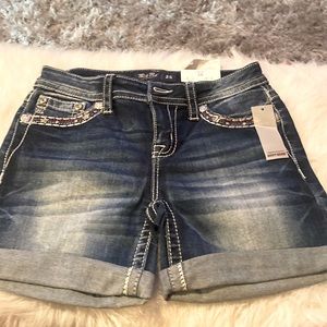 Miss Me (26) mid-rise / mid-short jean shorts